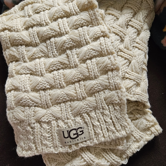 UGG Australia Winter beanie hat and scarf/never worn - Picture 6 of 6
